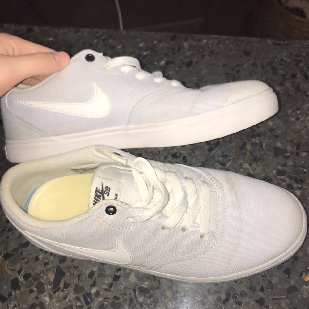 ❗️SOLD ❗️Light lilac/ white Nike SB sneaker size 9